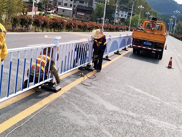 政和交警大隊(duì)隔離護(hù)欄施工